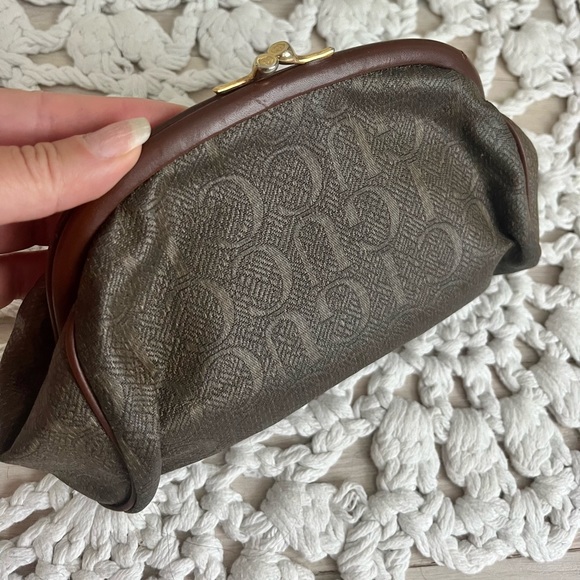 Vintage Gucci Clutch with rare monogram and kiss lock - Picture 12 of 17